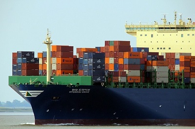 Schip volgeladen met containers