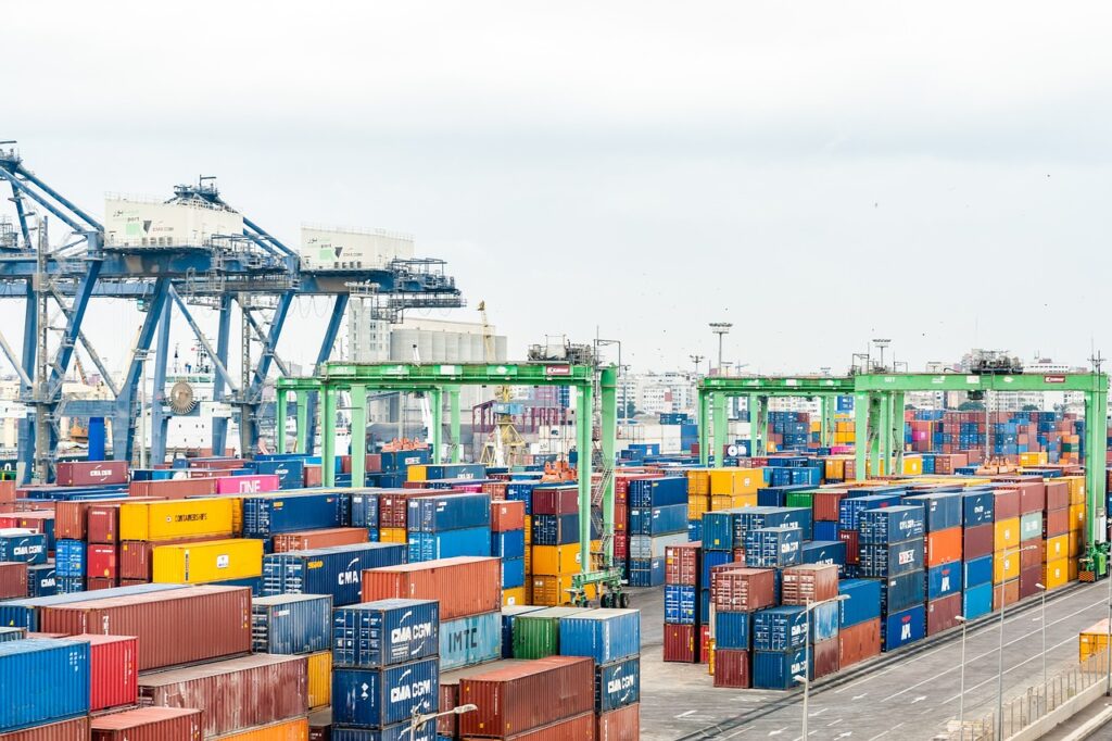 Afbeelding van een haven gevuld met containers die binnen komen en getransporteerd worden