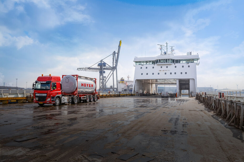 Vrachtwagen van het logistieke bedrijf Hoyer Group die goederen transporteerd