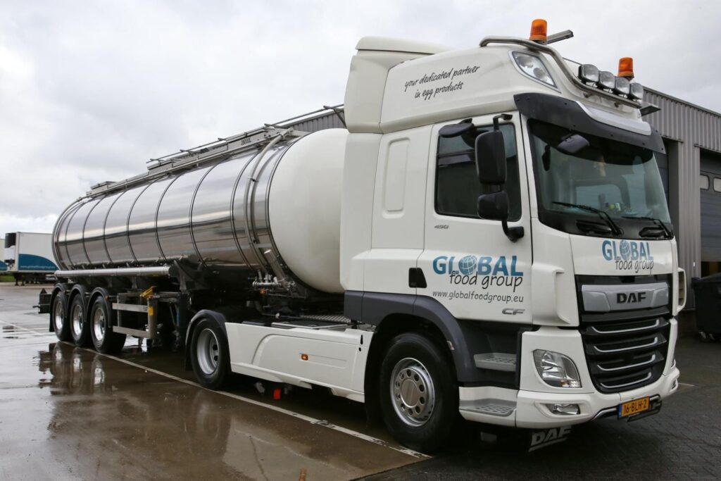 Geparkeerde vrachtwagen van het logistieke bedrijf Global Food Group