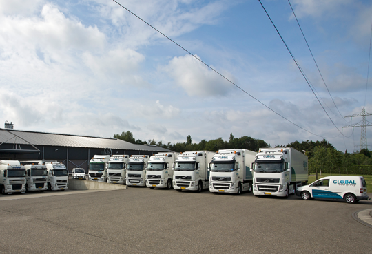 Geparkeerde vrachtwagens van het logistieke bedrijf Global Food Group