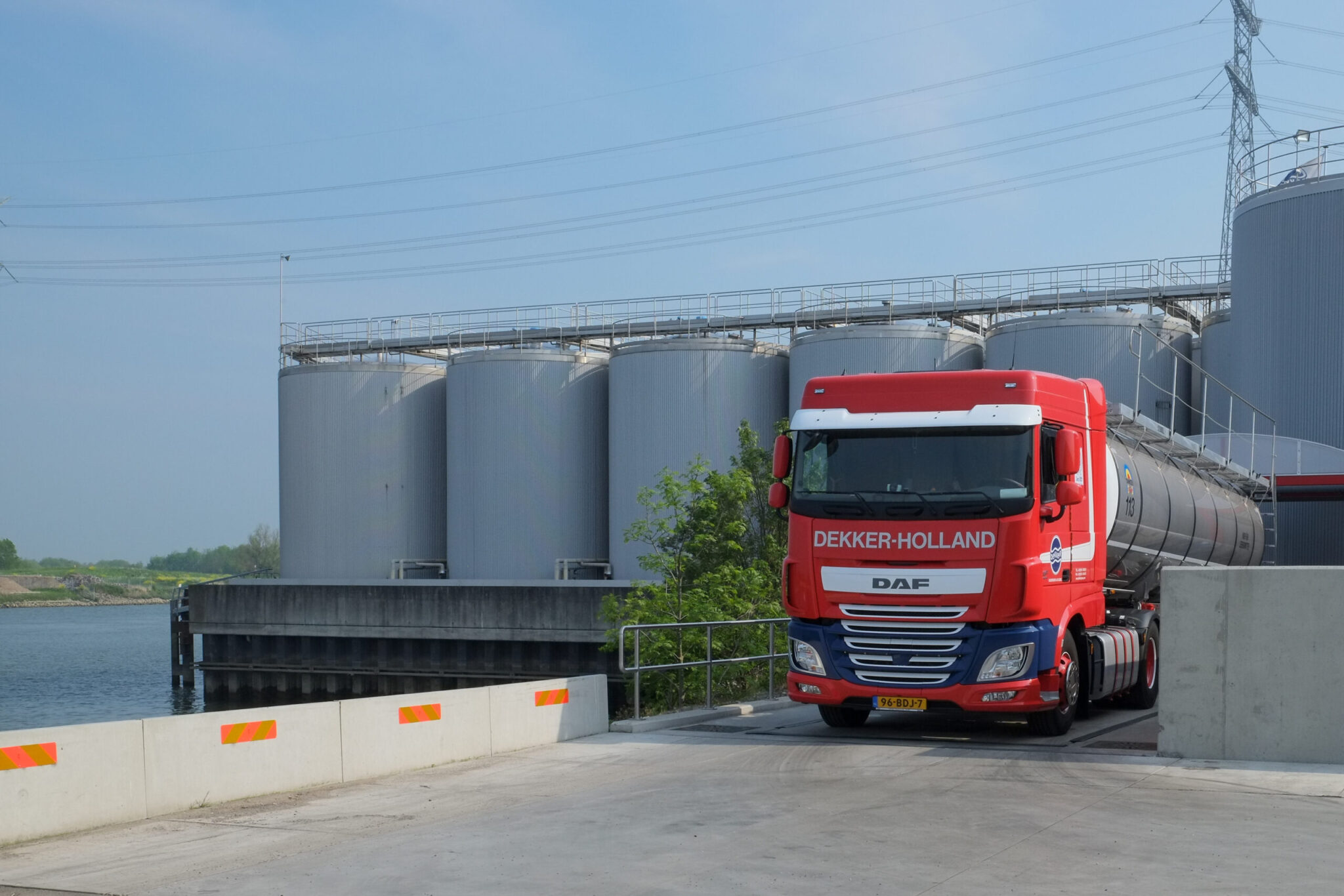 Tankopslag van logistiek bedrijf Dekker