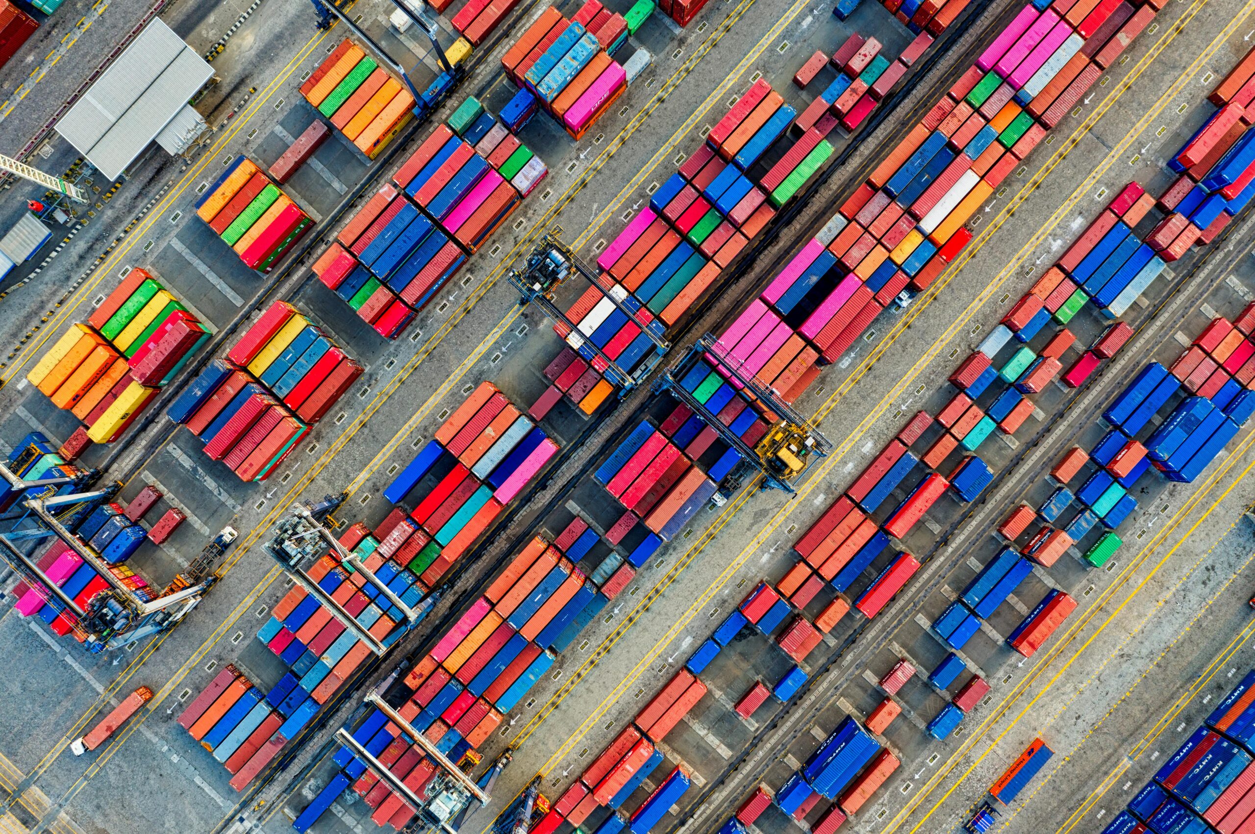 Adaption's Freight Management System (FMS) biedt een efficiënte oplossing voor het beheren en optimaliseren van transportprocessen. Met geavanceerde functies voor routeplanning, kostenbeheer en real-time tracking, helpt ons systeem bedrijven om hun vrachtvervoer te stroomlijnen en kosten te verlagen, terwijl het de algehele efficiëntie verhoogt.